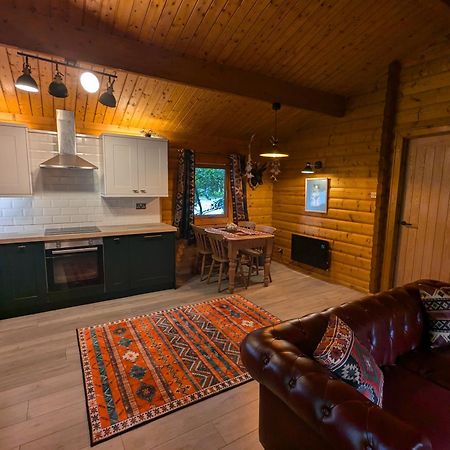Pineshadow Lodge-Dog Friendly Kenwick Park Louth Louth  Exterior photo